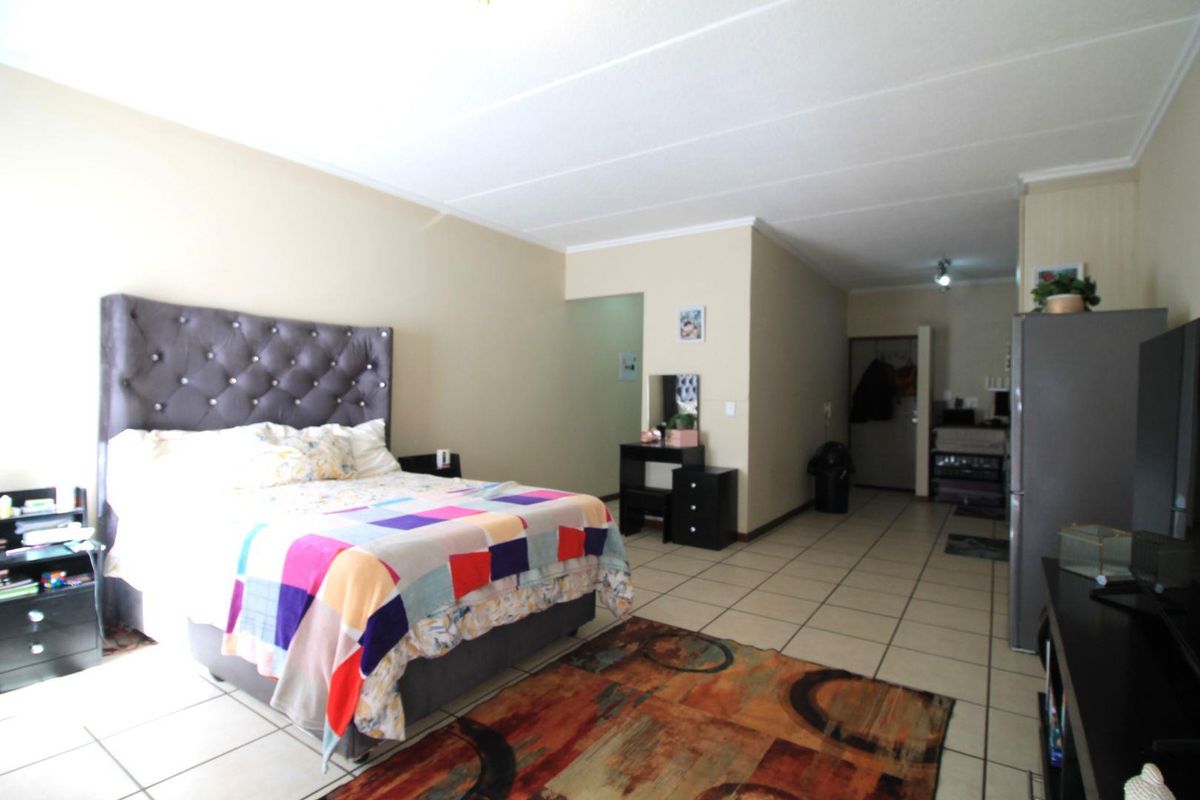 Lovely and sunny BACHELOR/STUDIO apartment - Photo 2