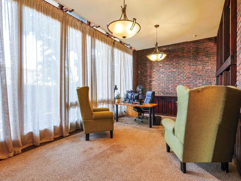 Spacious 3-Bedroom Family Home with Pool - Photo 8