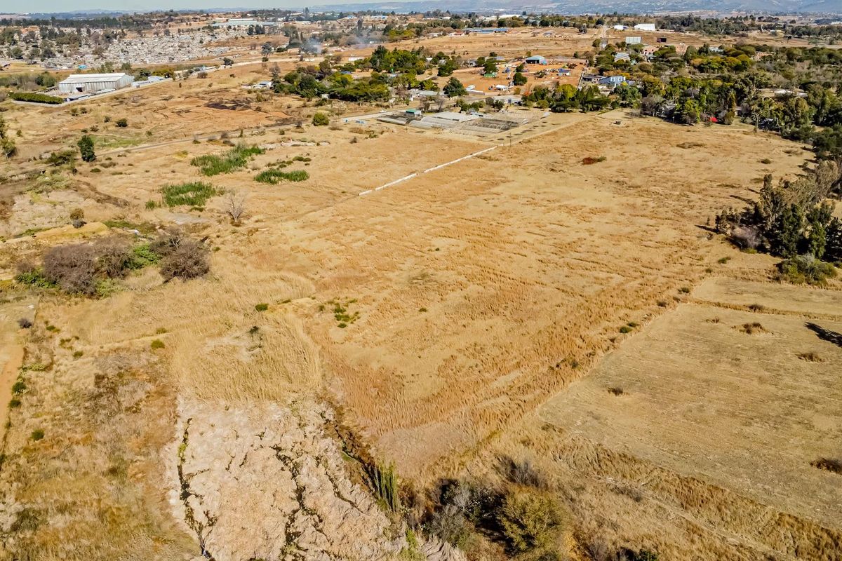 Escape to the Countryside with City Convenience! - Photo 2