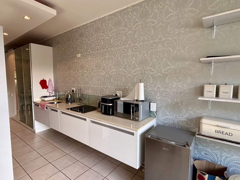Furnished Studio Apartment in Tamboerskloof - Photo 2