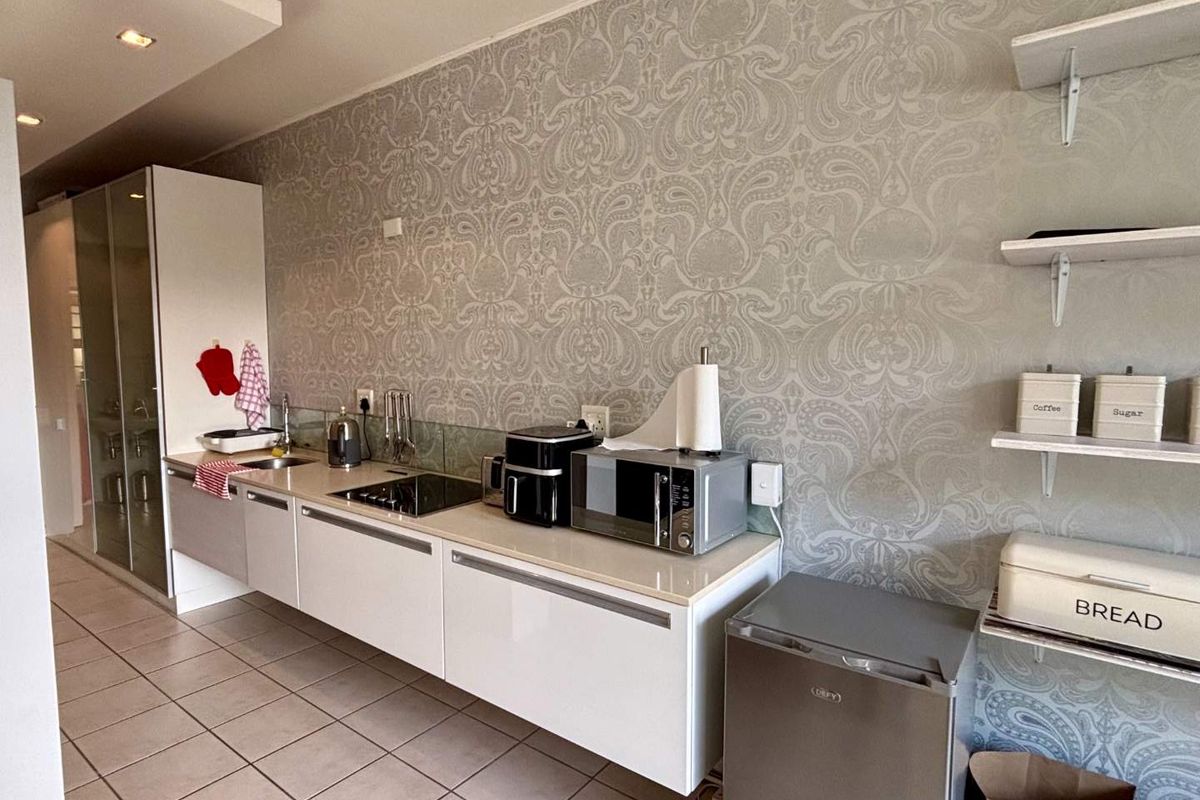Furnished Studio Apartment in Tamboerskloof - Photo 2
