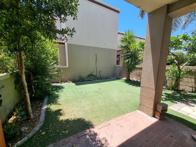 Comfortable Living in Secure Villa Rustica - Photo 5