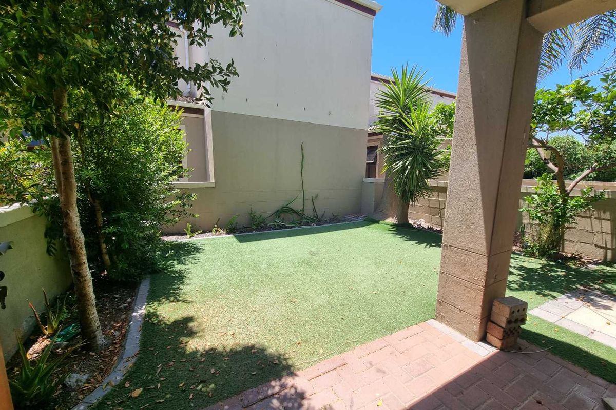 Comfortable Living in Secure Villa Rustica - Photo 5