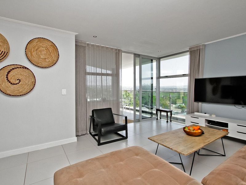 SOPHISTICATED  2 BED , 2 BATH LUXURIOUS APARTMENT - Photo 6