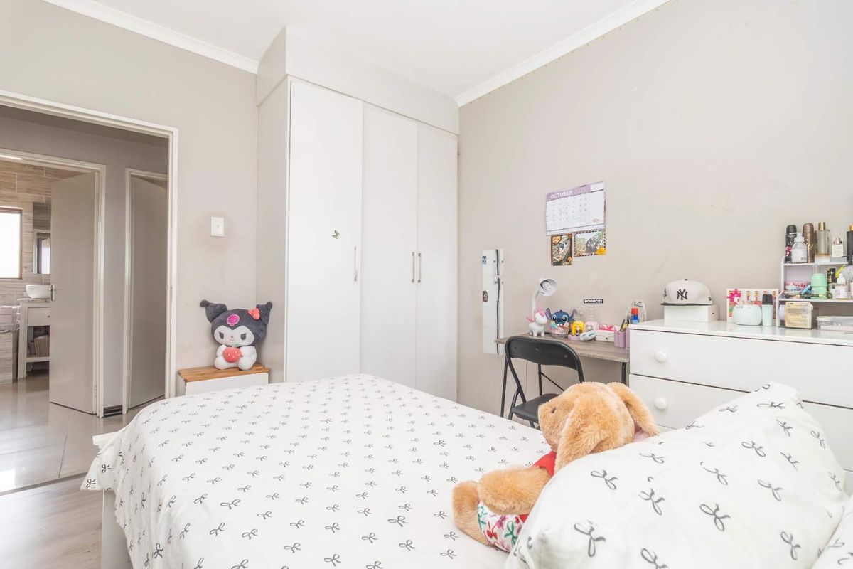 Modern Family Living - Photo 2