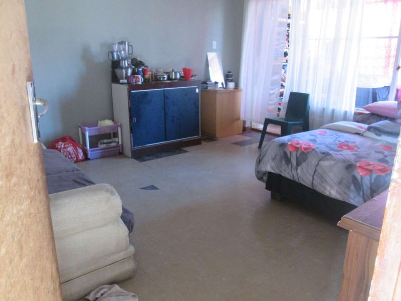 BEAUTIFUL ONE AND HALF [1.5 ] BEDROOM APARTMENT FOR SALE IN PRETORIA WEST BARGAIN - Photo 4