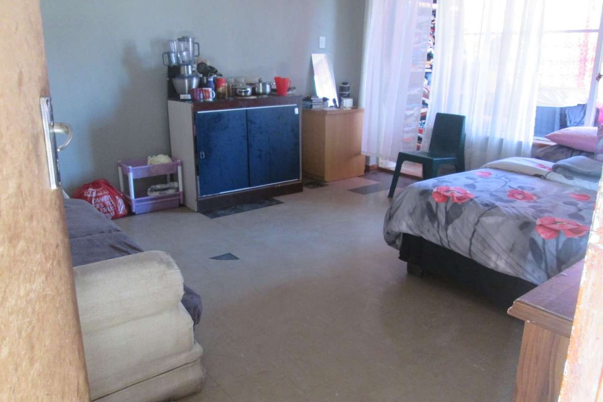 BEAUTIFUL ONE AND HALF [1.5 ] BEDROOM APARTMENT FOR SALE IN PRETORIA WEST BARGAIN - Photo 4