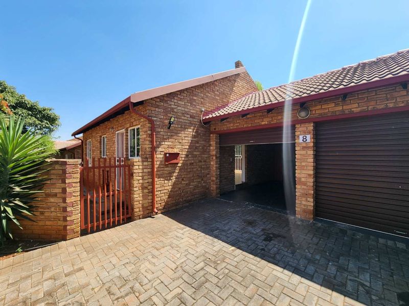 Immaculate simplex unit with own private garden - Photo 2