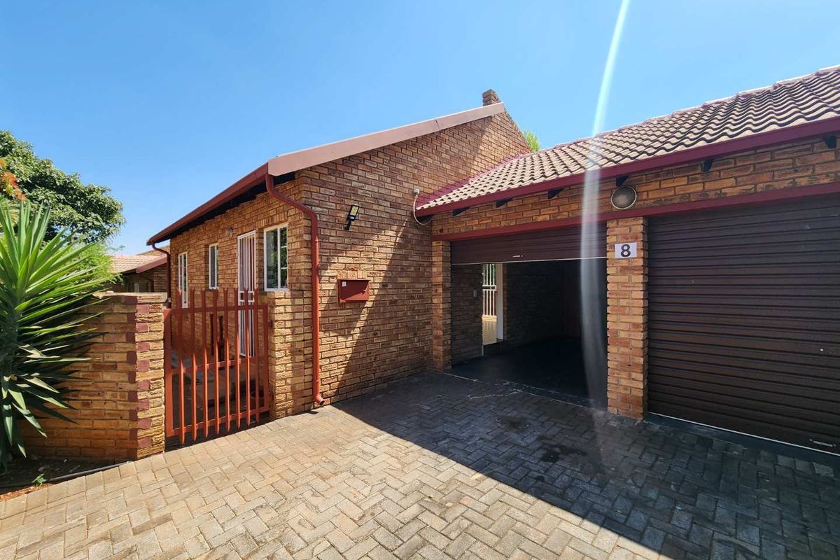 Immaculate simplex unit with own private garden - Photo 2