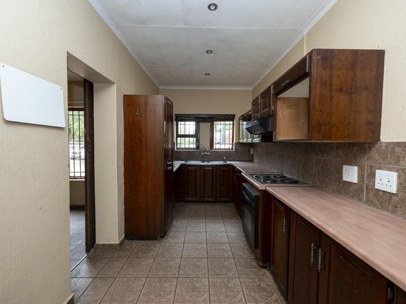 Fixer-upper with entertainer's flair - Photo 6