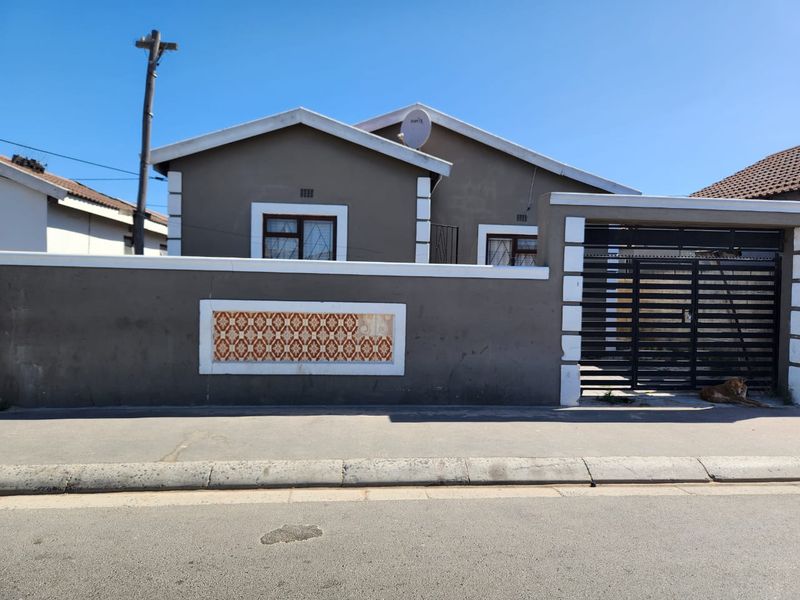 Charming Three-Bedroom Home for Sale in Site C, Khayelitsha - Photo 2