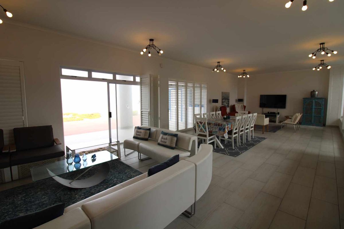 Superior Seafront Designer Home perfect for the large Family! - Photo 5
