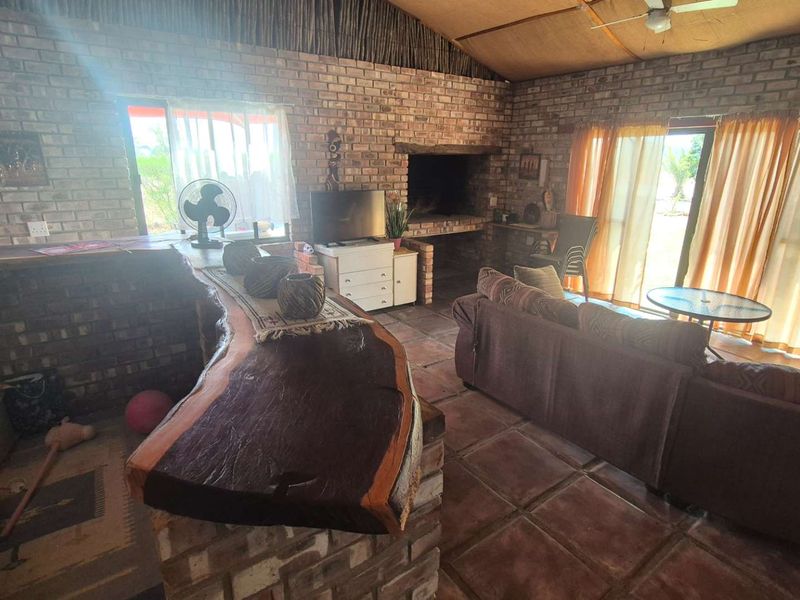 Warm, Rustic Uis-Brick Home With Huge Potential! - Photo 6