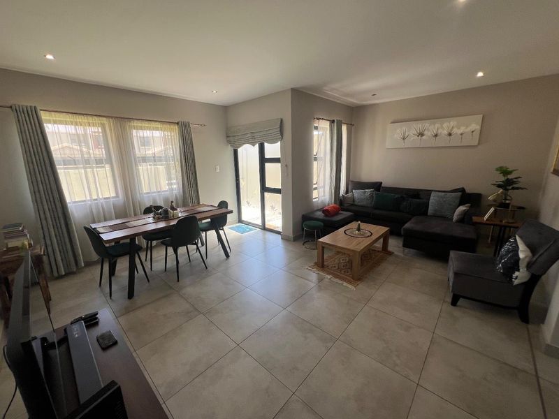 Beautiful, modern, and delightful  three-bedroom semi-detached duplex - Photo 9