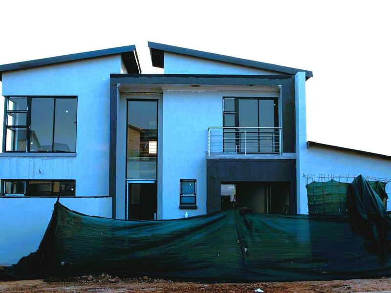 Newly Built Estate Home - Photo 8