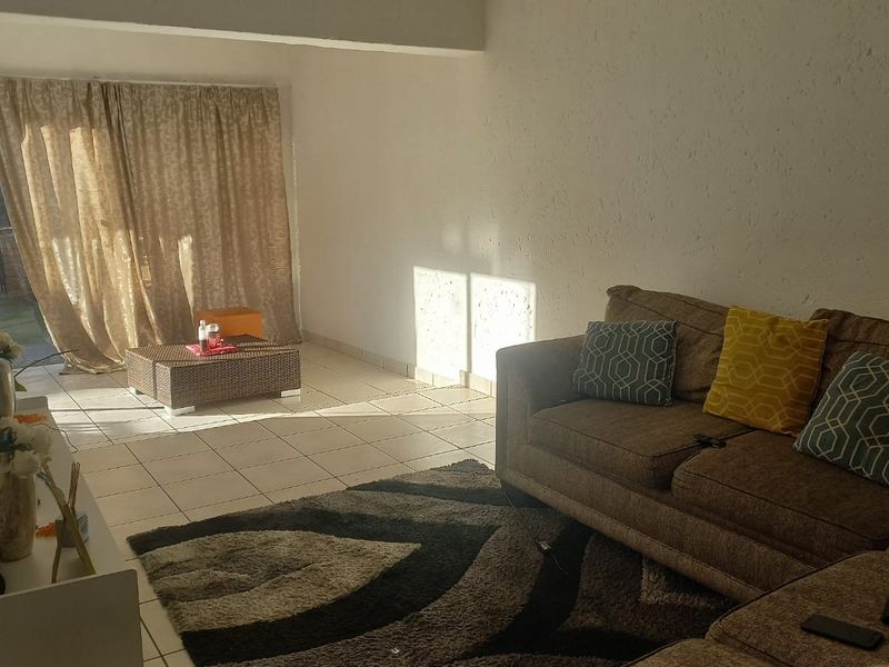 Well Maintained Complex - 2 bedroom ground floor + spacious lounge & enclosed stoop - Photo 6