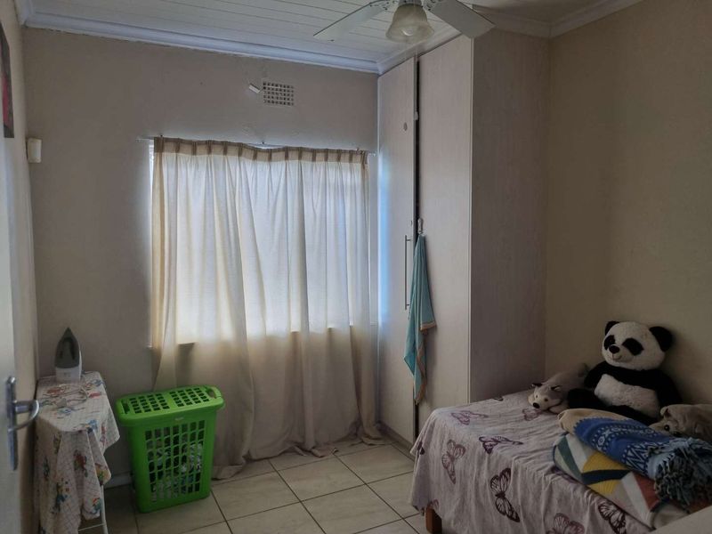 Family home with a small flatlet and pool - Photo 9