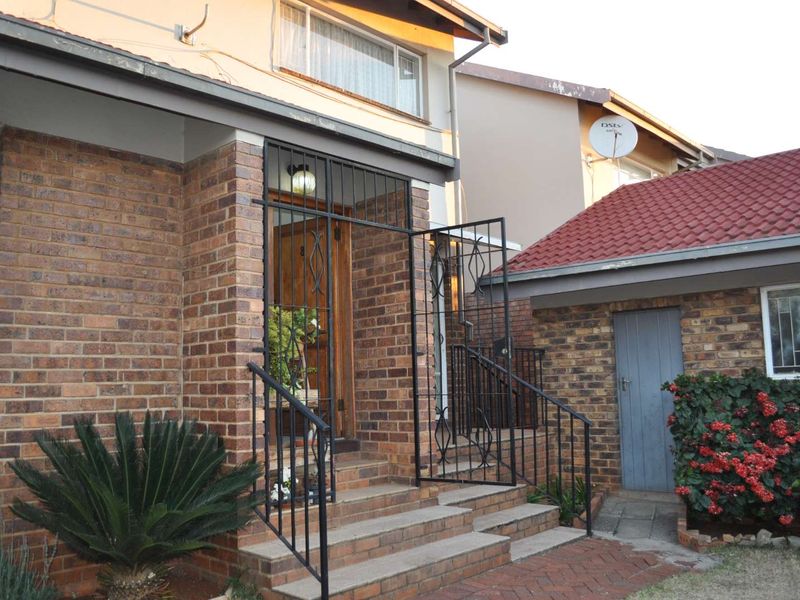 Spacious 3 bedroom duplex with wrap around garden - Photo 8