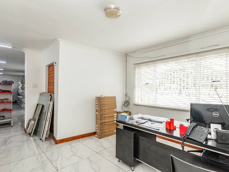 Large Property in Rylands - R3,575m - Photo 7