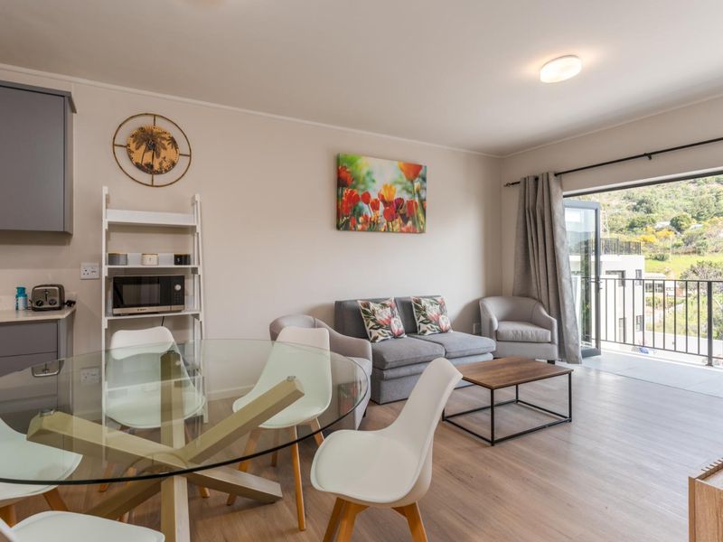 Fully Furnished 2-Bedroom Apartment – Marina Views, Simon’s Town - Photo 1