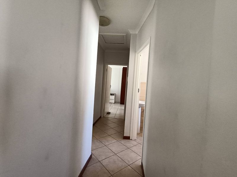 Modern Bayswater Townhouse in Estate : Comfort & Space Await - Photo 9