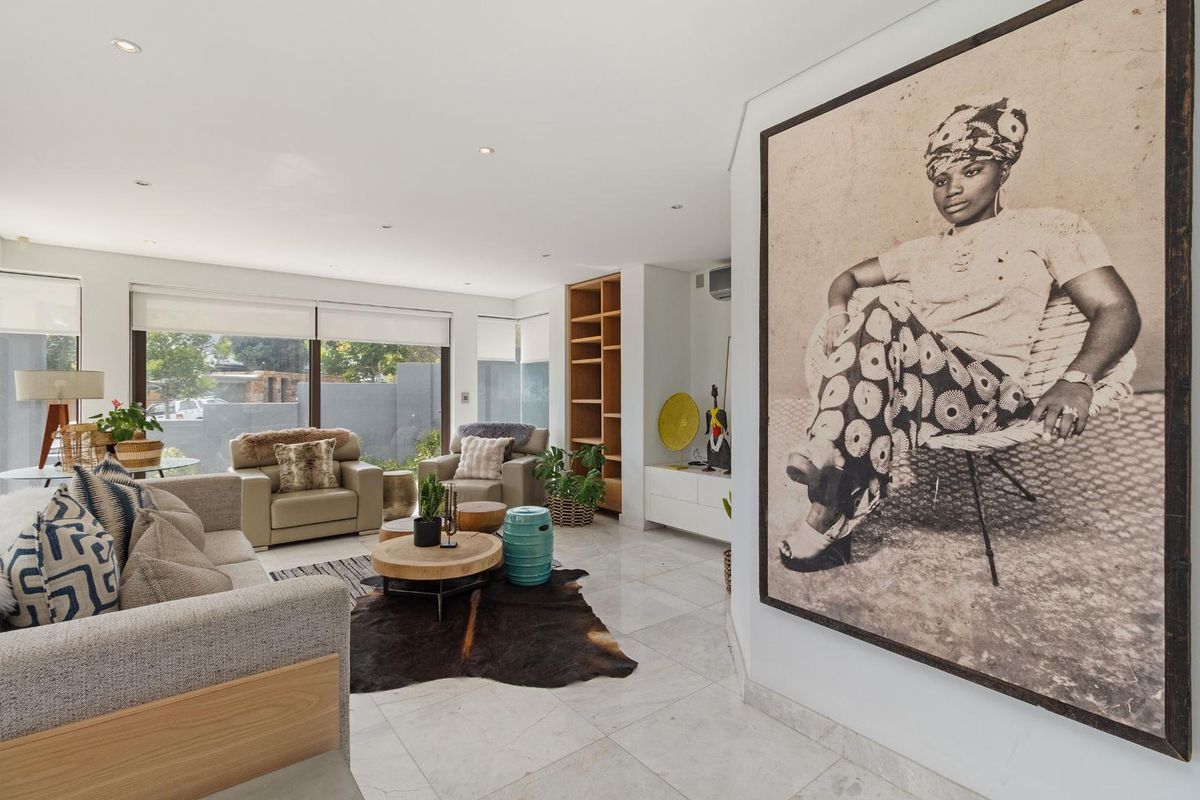 A Modern Sanctuary of Refined Coastal Living - Photo 5