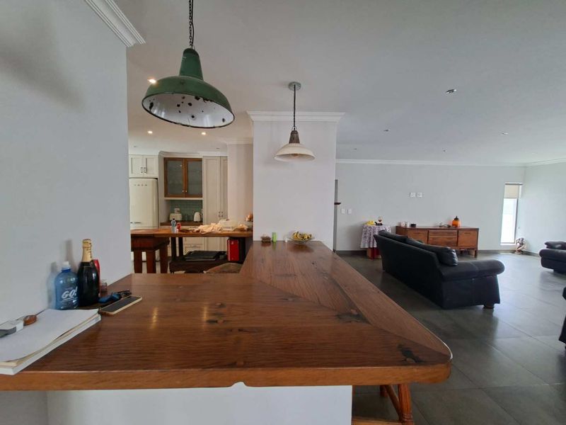 Location! Location! Location! - Photo 8