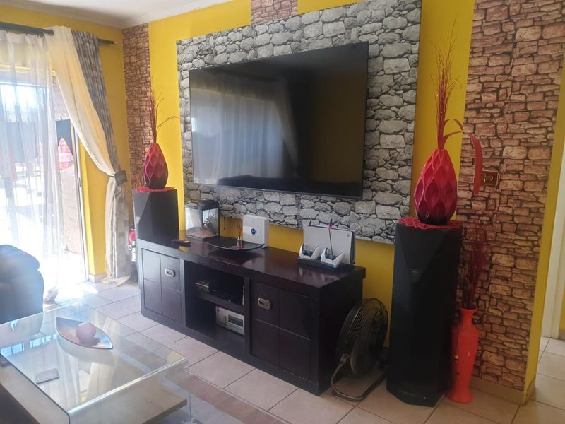 A SPACIOUS APARTMENT - Photo 5