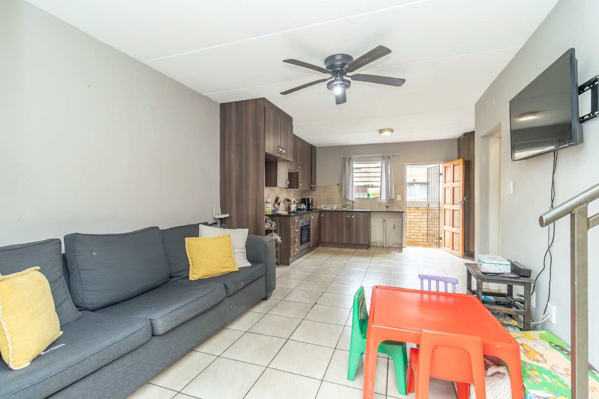 3 Bedroom House  for Sale in Wilgeheuwel - Photo 4
