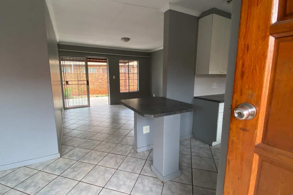 2 Bedroom Townhouse in Highveld. - Photo 4