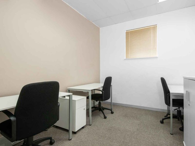 Flexible workspace in Regus East London - Photo 4