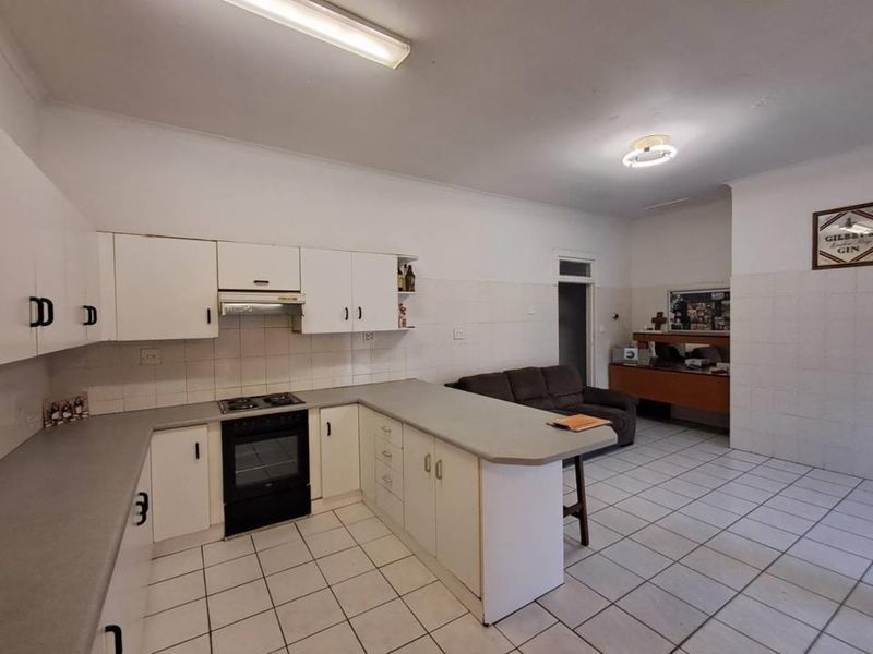 Comfortable Family Living with Versatile Flatlet and Pool - Photo 7