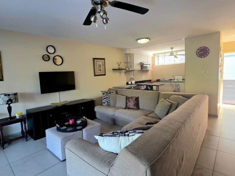 Fully Furnished 3 Bedroom Townhouse - Photo 4