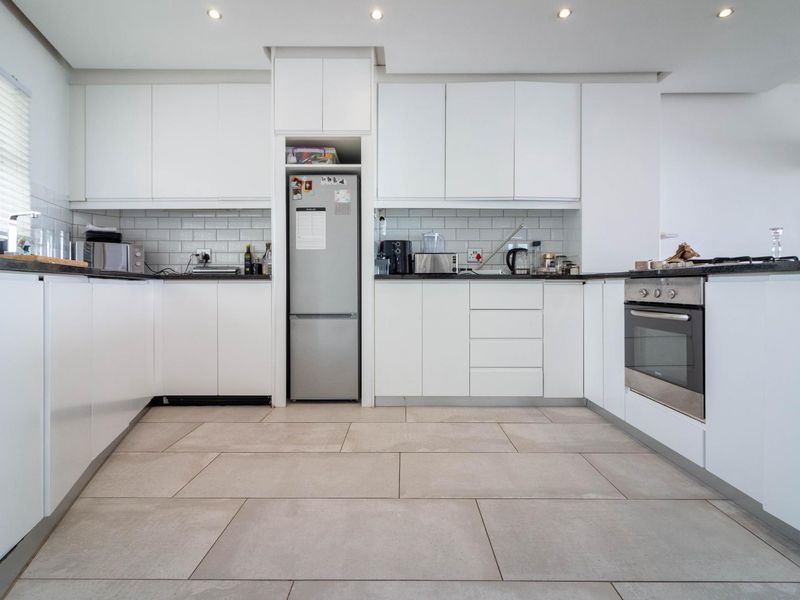 A sea side residence in Sea Point! - Photo 8