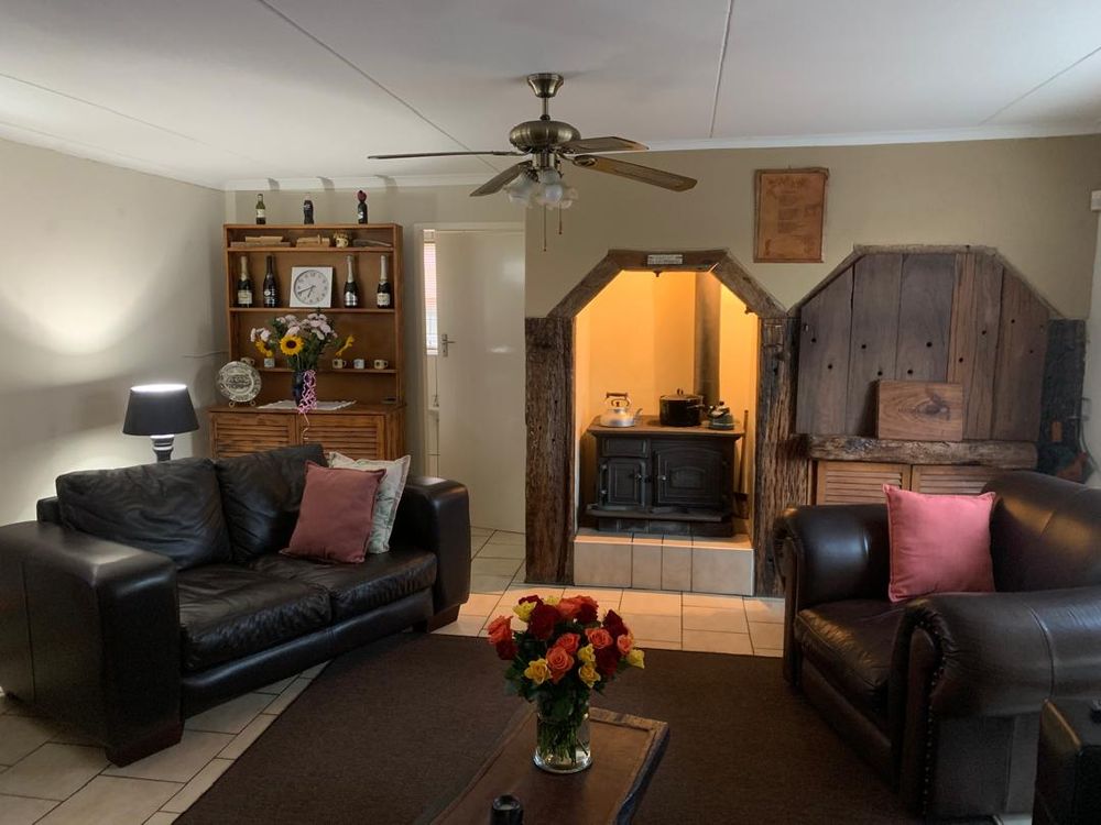 Lets start with the entertainment area with indoor braai and kool stofie