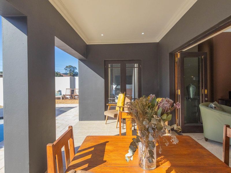 Elegance Meets Comfort: Spacious Family Home & Office! - Photo 9
