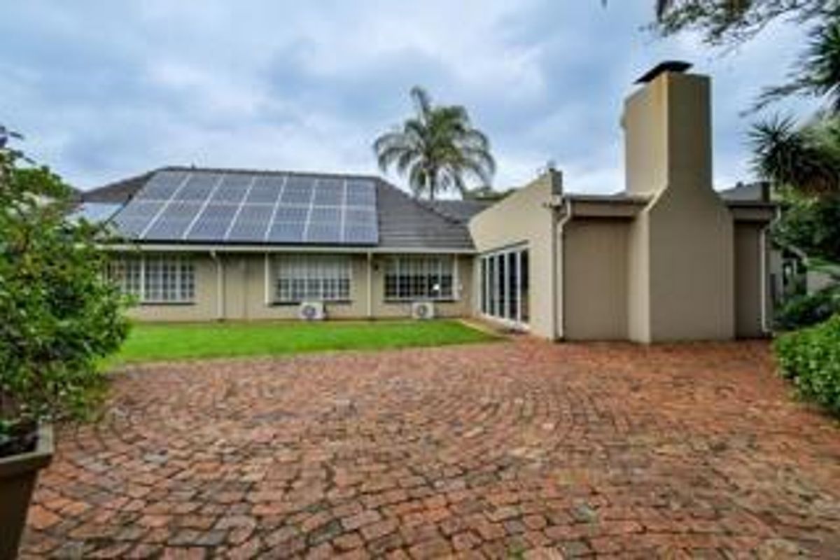 WIERDAPARK - MODERN UPGRADED 4 BEDROOM HOUSE WITH A FULL FLATLET. - Photo 4