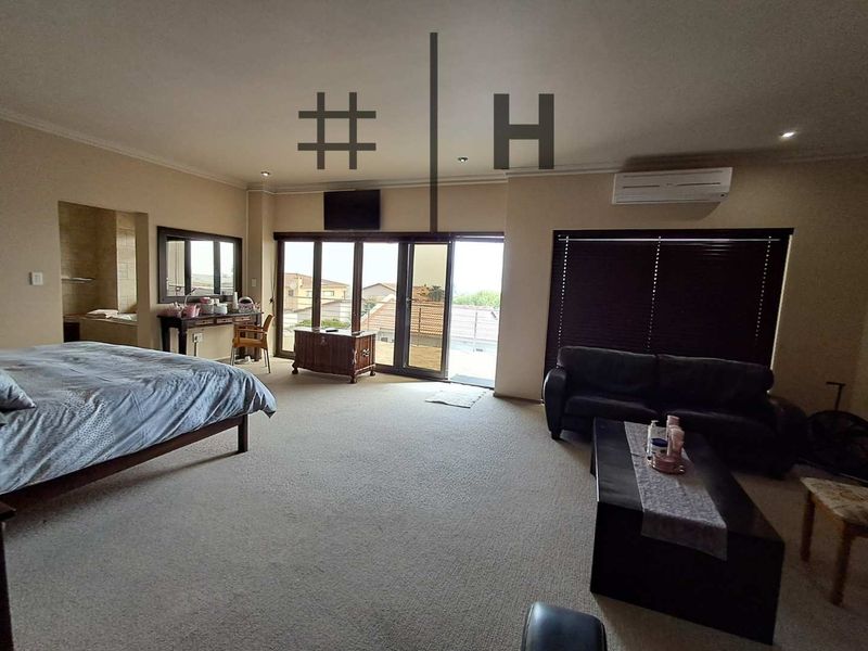 5 Bedroom House for Sale in Ocean View with 1 Bedroom flat - Photo 9