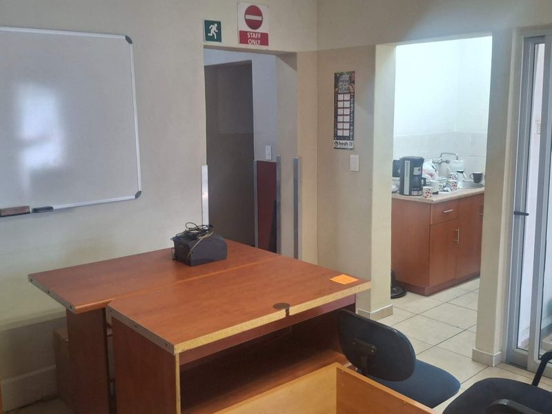 Southern Industrial A-Grade office to let - Photo 4