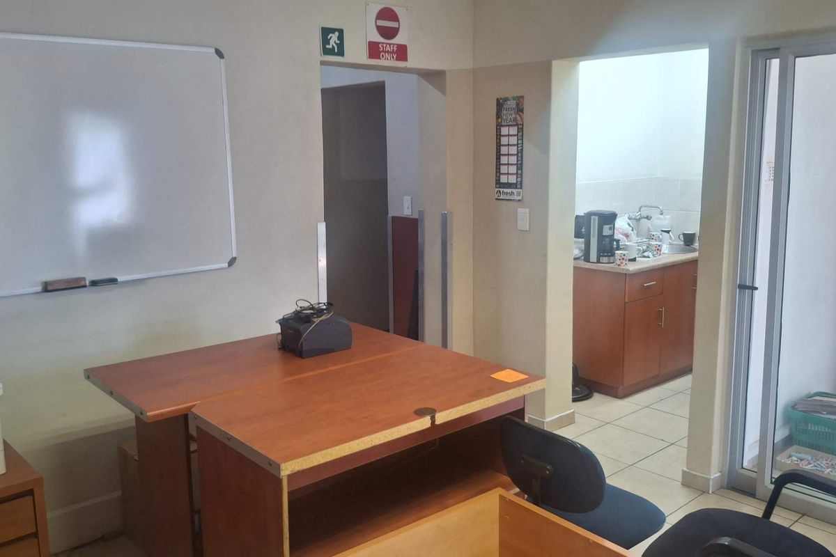 Southern Industrial A-Grade office to let - Photo 4