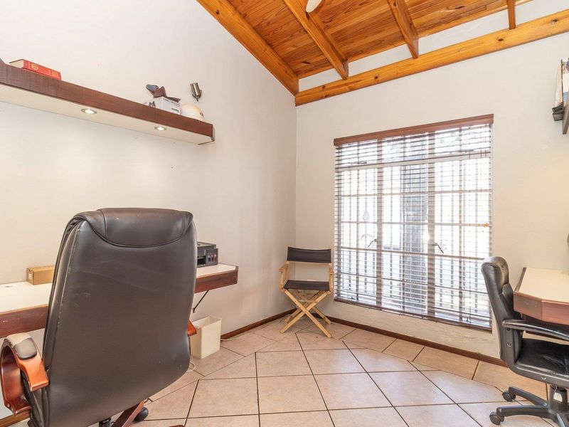 DON’T JUDGE A BOOK BY ITS COVER – THIS HOME HAS IT ALL! - Photo 9