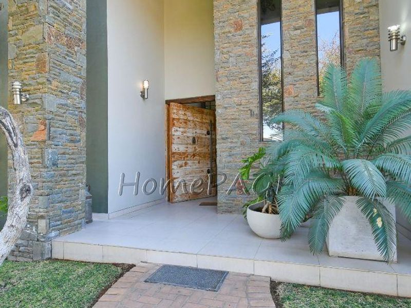 Ext 1, Outjo:  EYE CATCHING, 5 Bedr Double Storey home is for Sale - Photo 6