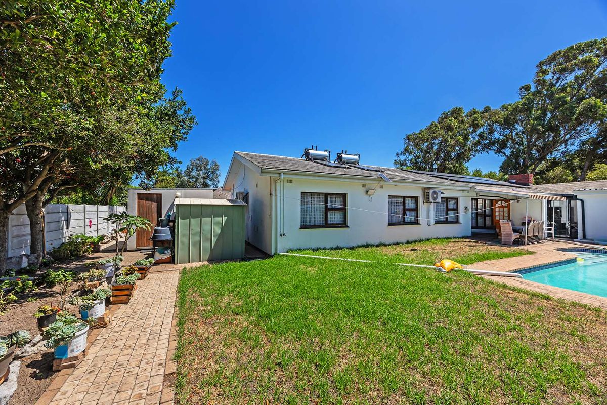 Stylish Family Living in the Heart of Panorama - Photo 2