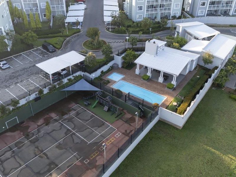 SPACIOUS 3-BEDROOM FIRST-FLOOR UNIT IN SECURE PAULSHOF COMPLEX - Photo 3