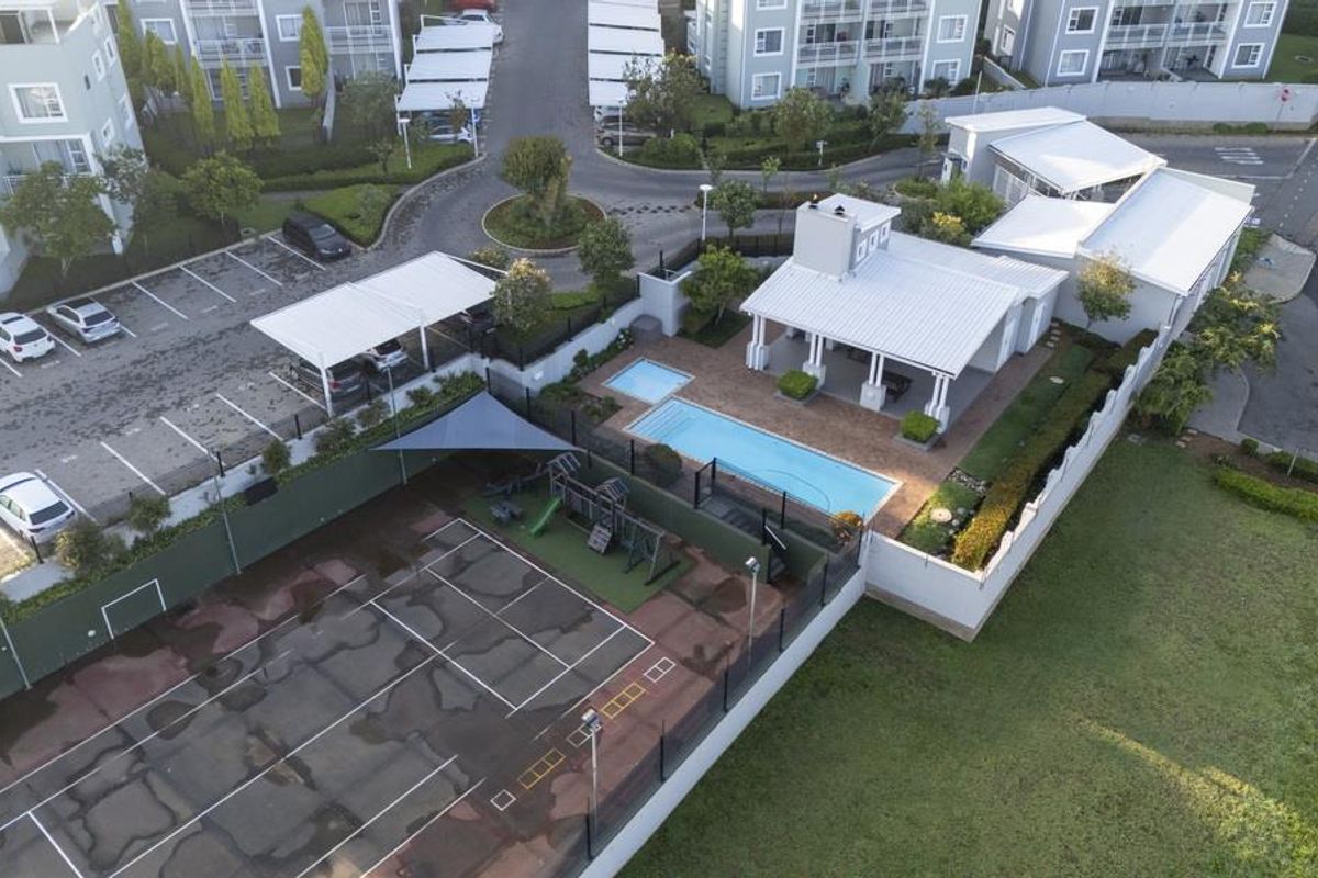 SPACIOUS 3-BEDROOM FIRST-FLOOR UNIT IN SECURE PAULSHOF COMPLEX - Photo 3