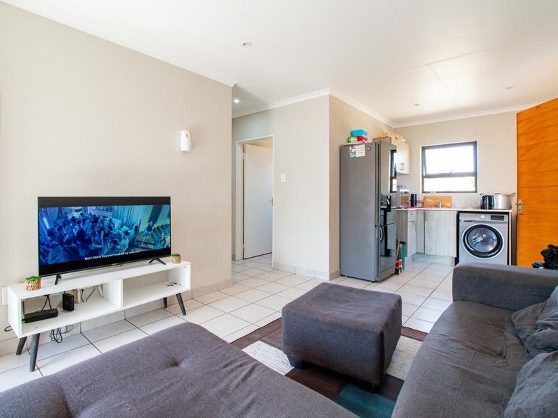 Charming Two-Bedroom Home with Modern Open Plan Living! - Photo 4