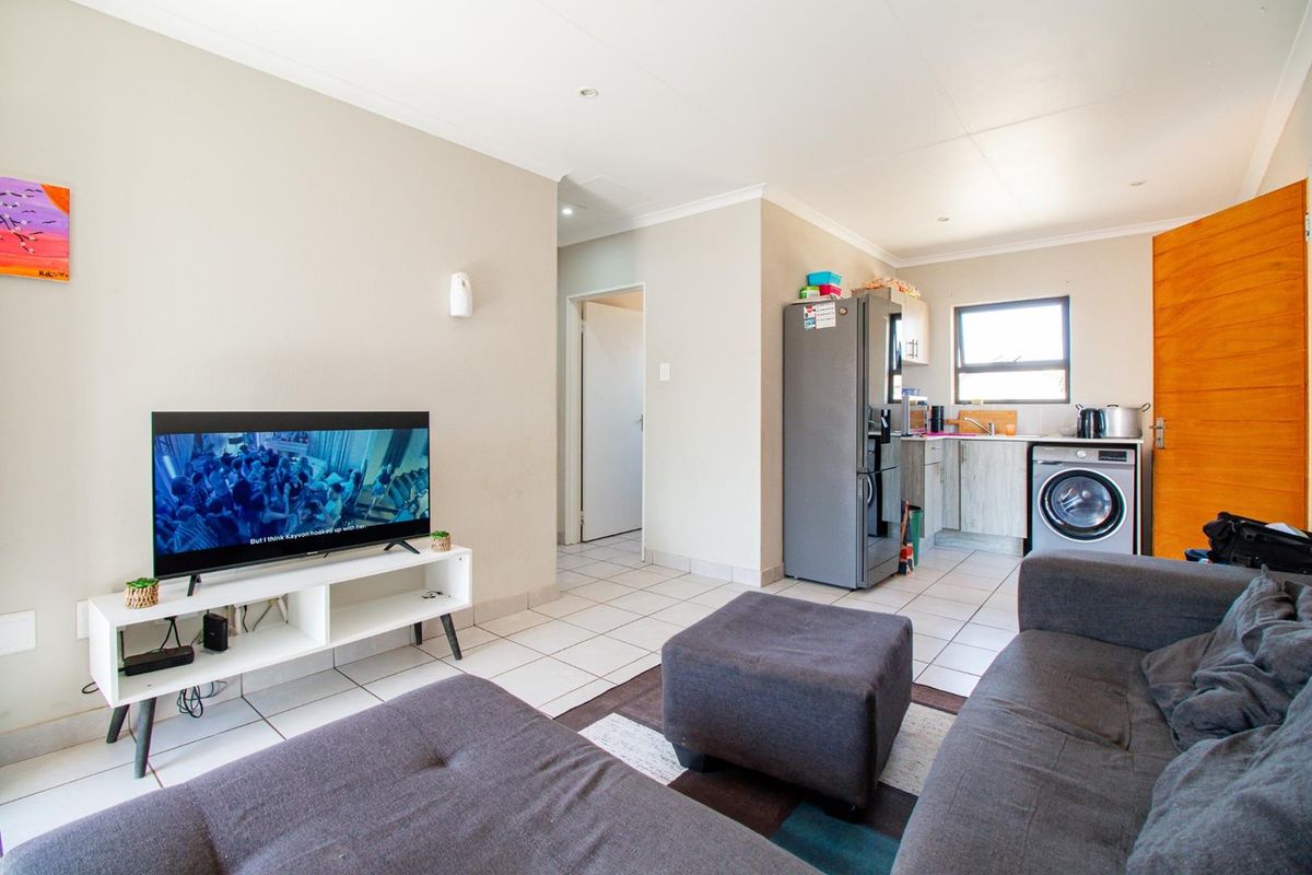 Charming Two-Bedroom Home with Modern Open Plan Living! - Photo 4