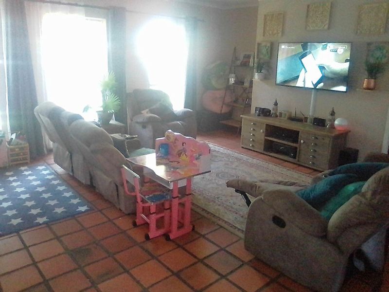 BIG SPACIOUS 4 BEDROOM HOUSE WITH POOL TO RENT IN MAGALIESKRUIN - Photo 3