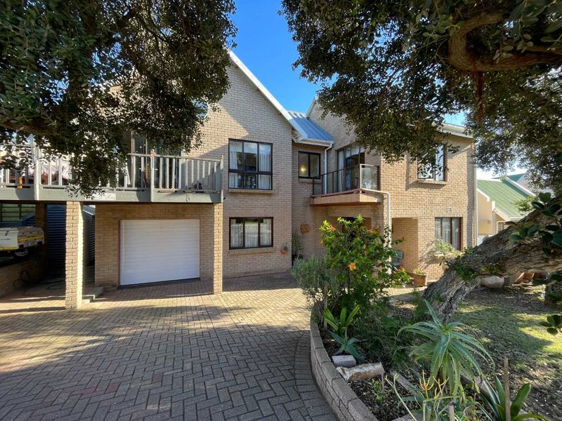 Spacious 4 Bedroom Holiday Home with Flatlet Just 280m from Klein Brak River's Blue Flag Beach - Photo 2