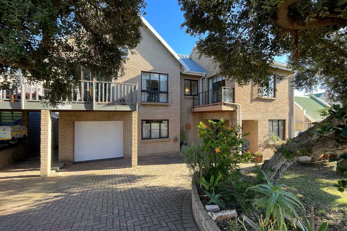 Spacious 4 Bedroom Holiday Home with Flatlet Just 280m from Klein Brak River's Blue Flag Beach - Photo 2